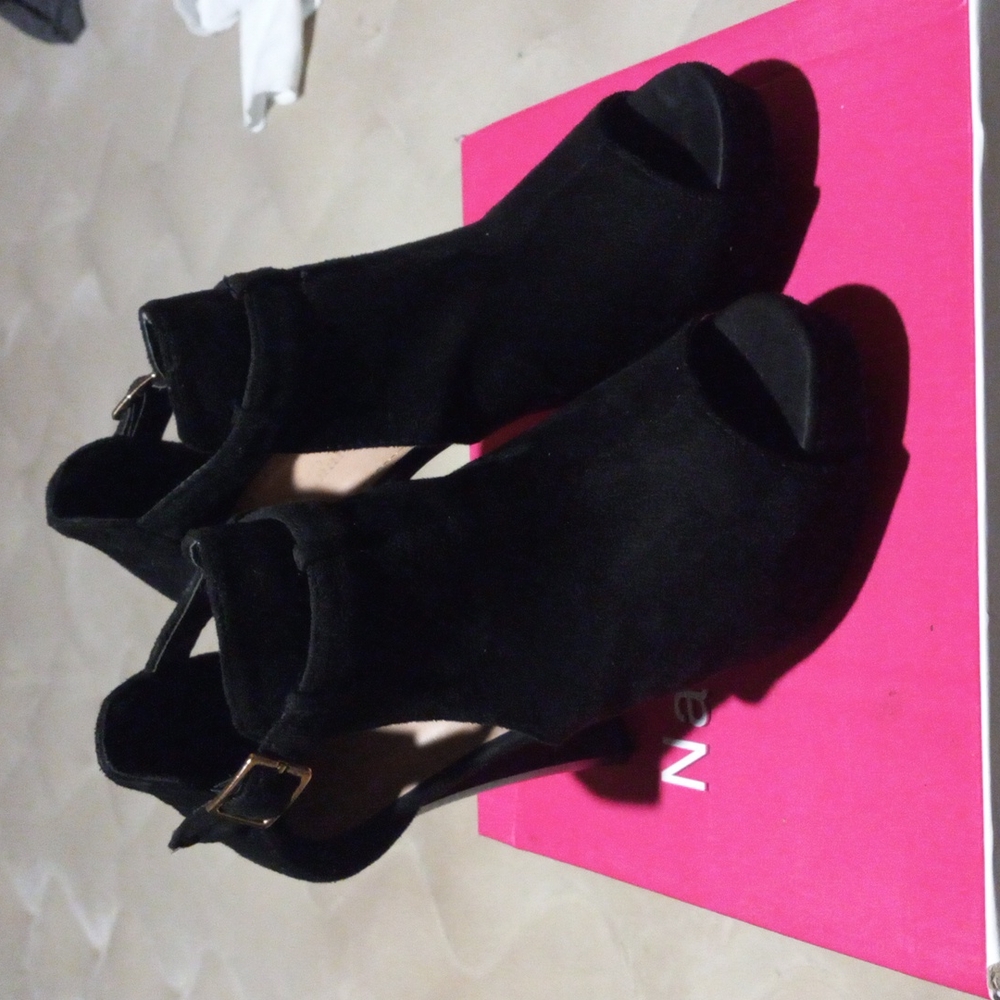 Shoes. - Picture 5 of 10